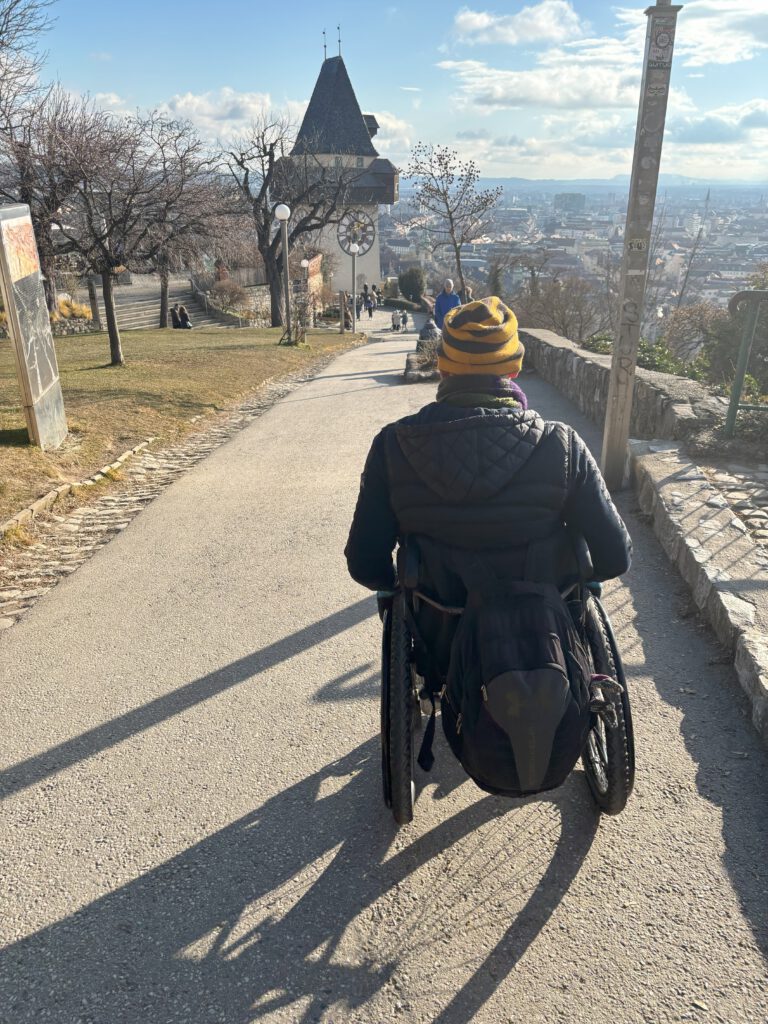 Ein Rollstuhlfahrer fährt oben auf dem