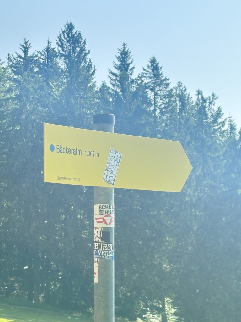 Ein Wanderpfeil zur Bäckeralm auf 1076m Höhe.