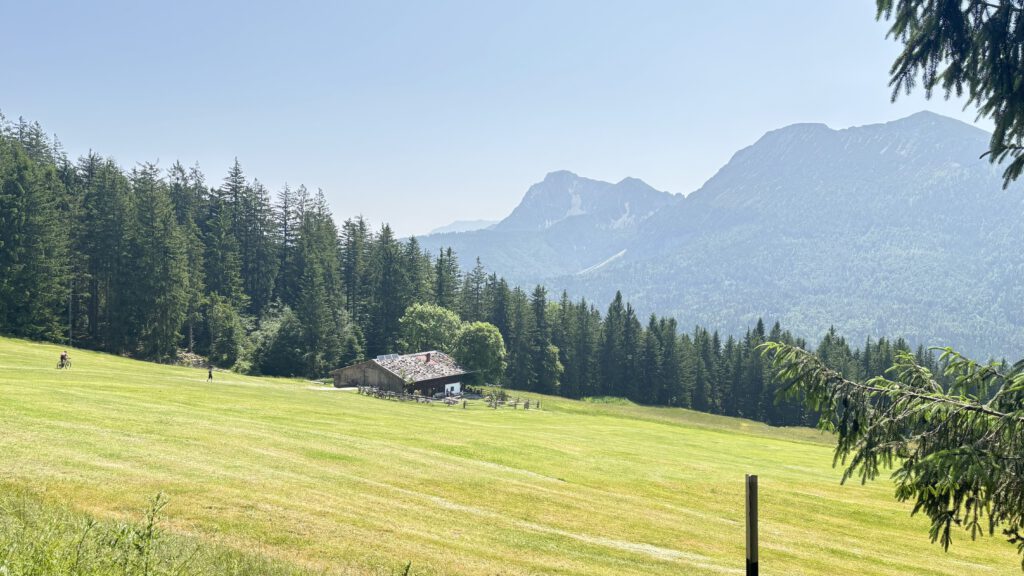 Blick auf die Bäckeralm. Im Hintergrund sind die Berge zu sehen.