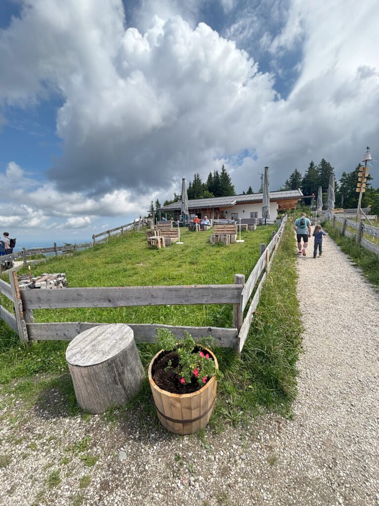 Es ist die Unternberg Alm zu sehen.