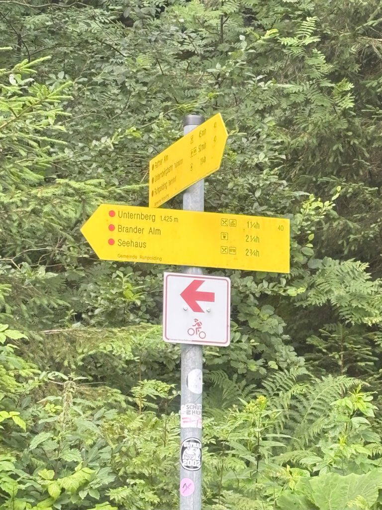 Gelbes Wanderschild. Zum Unternberg sind es von hier noch 1 1/4h.